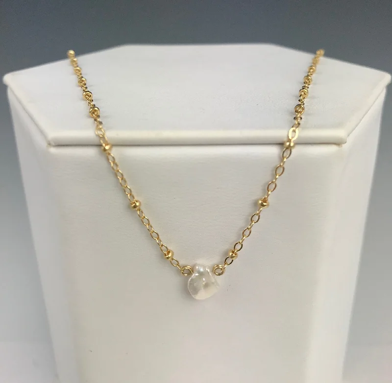 ladies necklace topaz-Side to Side Gold Pearl Necklace